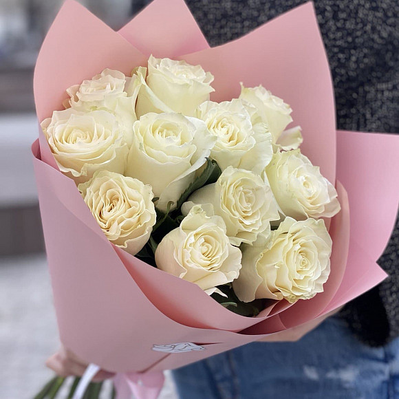 Букет из 11 белых роз в крафте